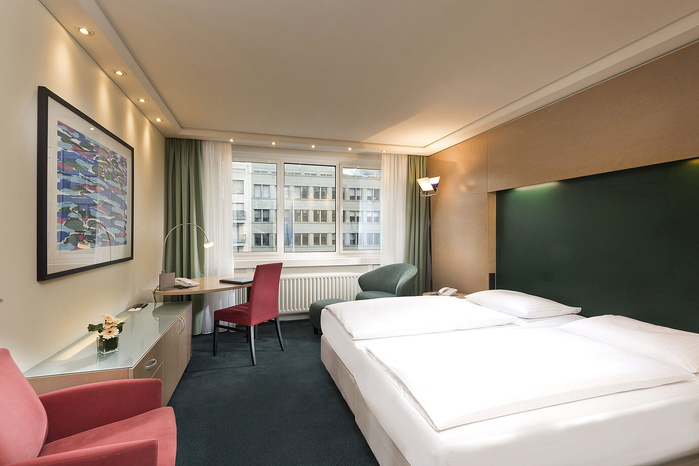 Chambre Classic à l'hôtel Maritim proArte Berlin avec lit double, bureau et vue sur les bâtiments.