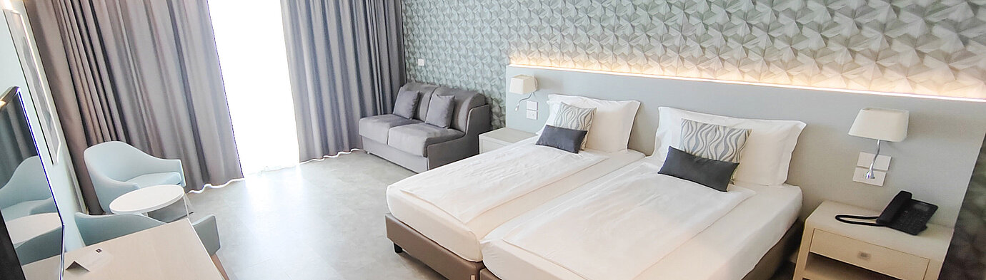 Chambre Superior Chambre spacieuse au Maritim Resort Calabria avec lits jumeaux, canapé et bureau clair