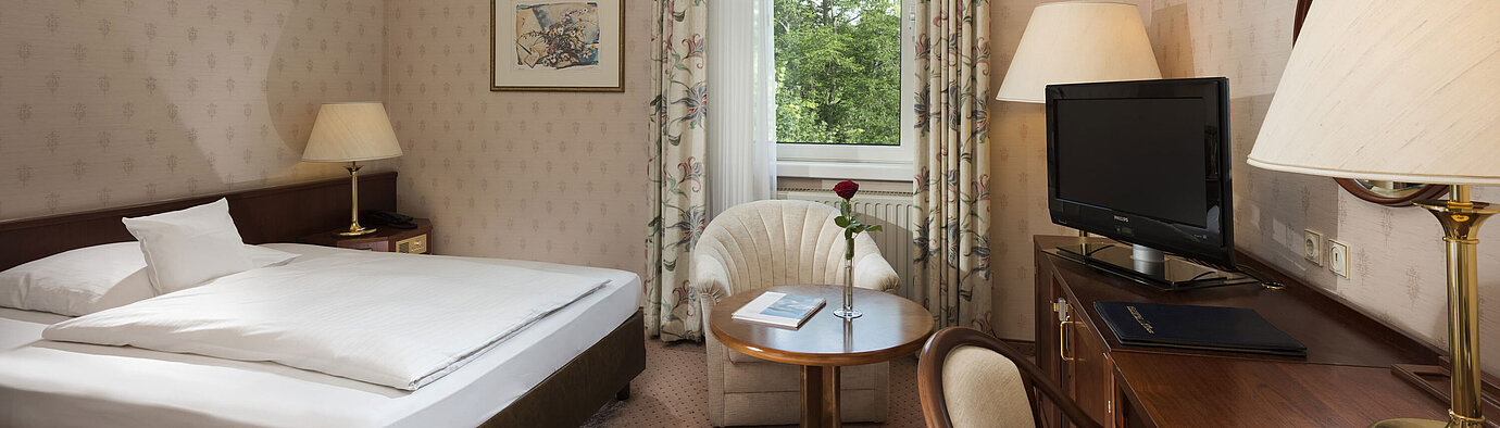 Chambre individuelle confortable avec vue sur fenêtre et bureau au Maritim Hotel Bad Wildungen