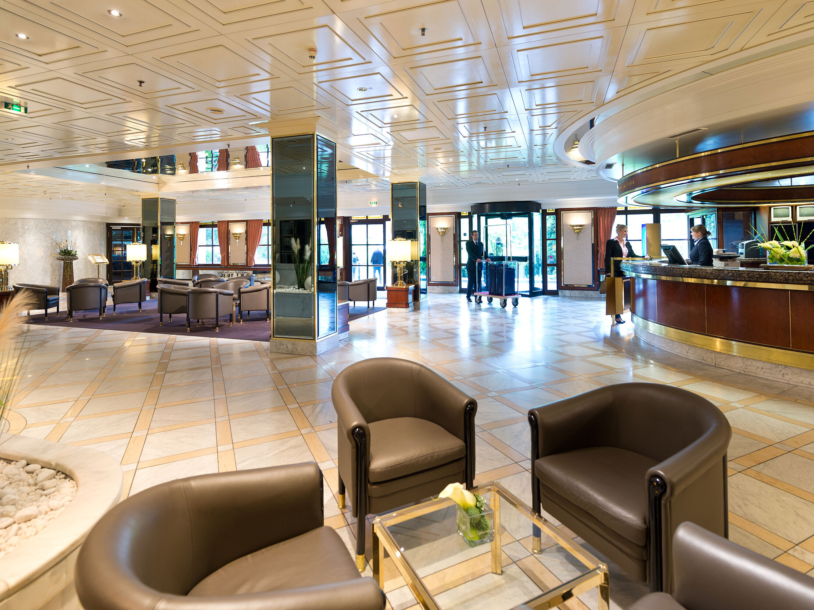 Hall élégant de l'hôtel Maritim Königswinter avec réception raffinée, coins salons et ambiance lumineuse.