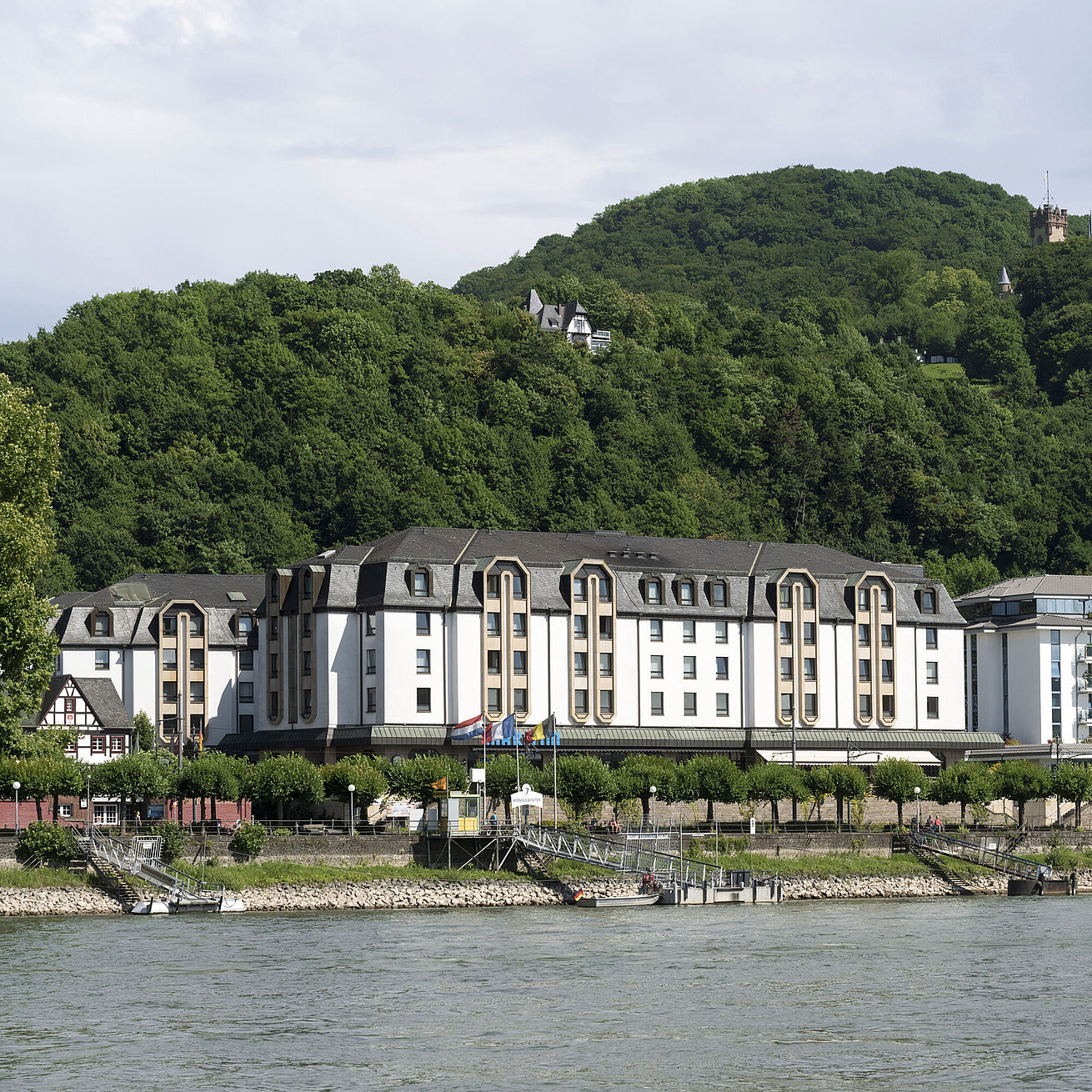 Vue extérieure de l'hôtel Maritim Königswinter avec vue sur le Drachenfels et le Rhin.
