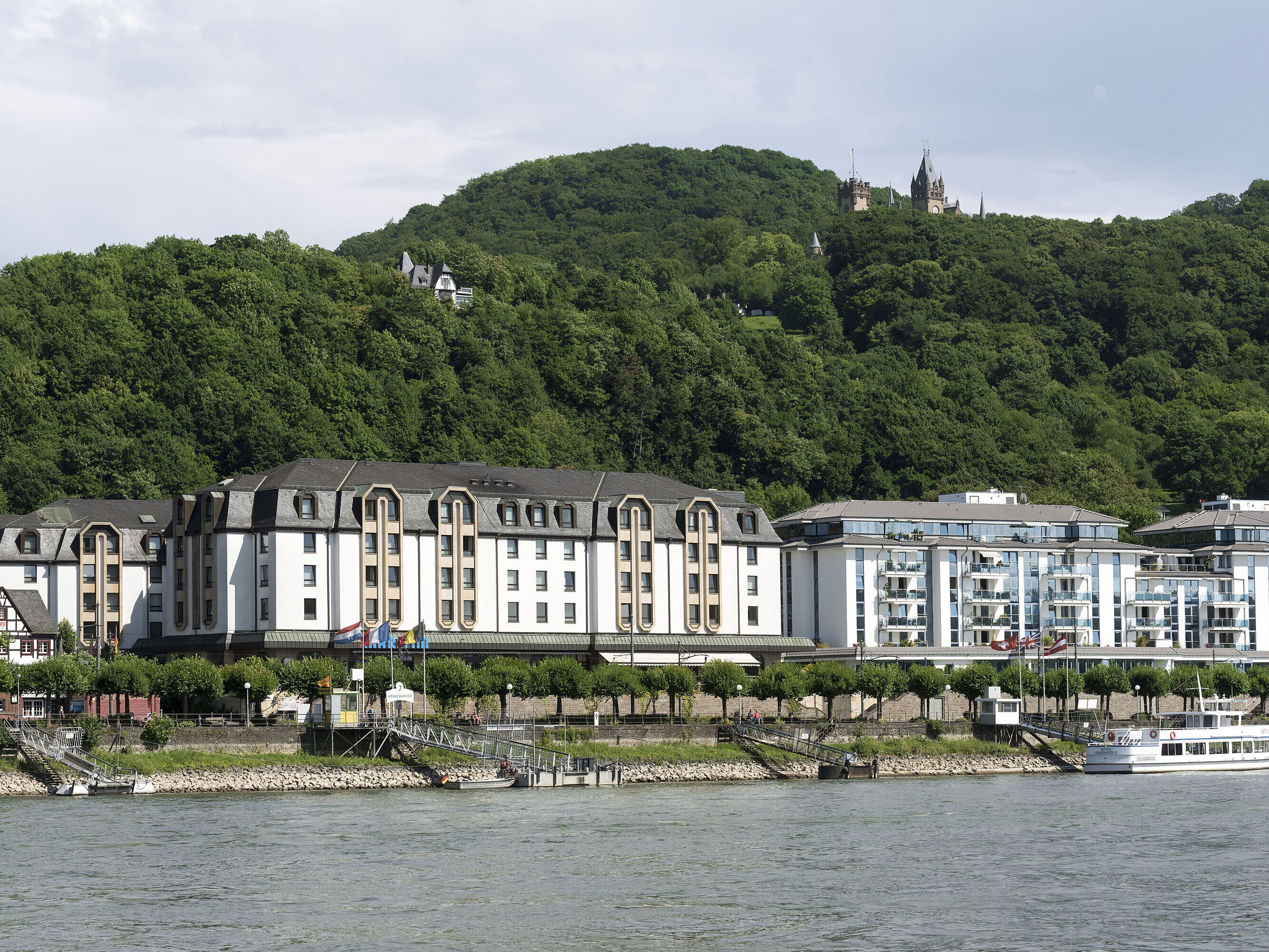 Vue extérieure de l'hôtel Maritim Königswinter avec vue sur le Drachenfels et le Rhin.