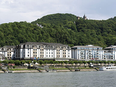 Vue extérieure de l'hôtel Maritim Königswinter avec vue sur le Drachenfels et le Rhin.