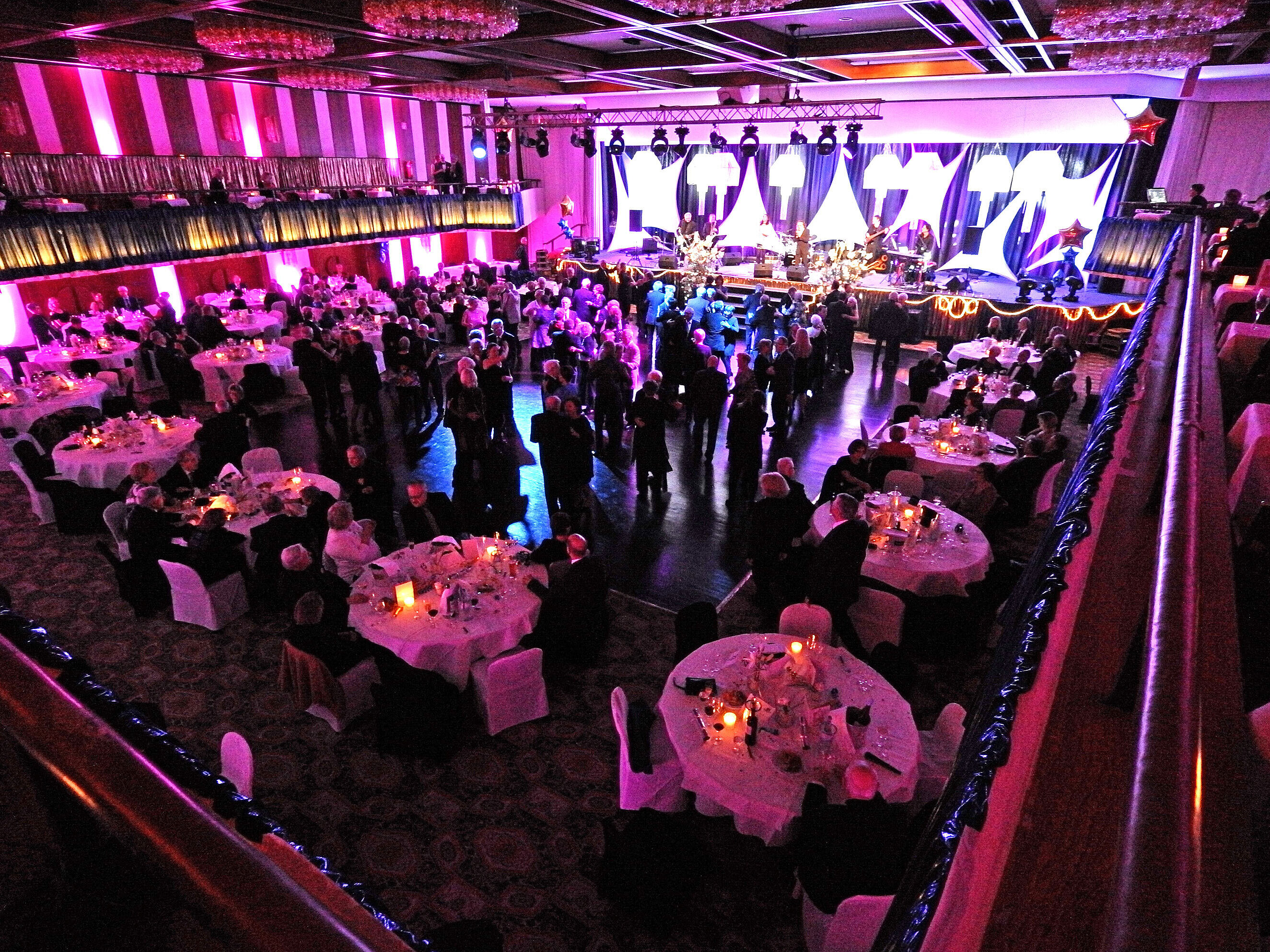 Événement en soirée avec scène et banquet dans la salle illuminée du Maritim Hotel Travemünde