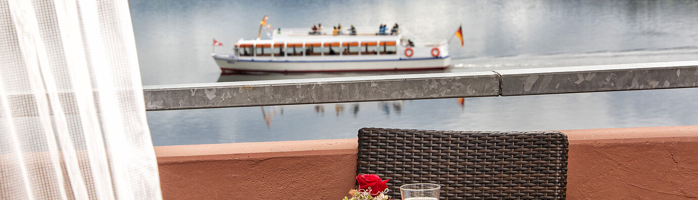 Superior room Balcony with lake view and passing boat on Lake Titisee at Maritim TitiseeHotel