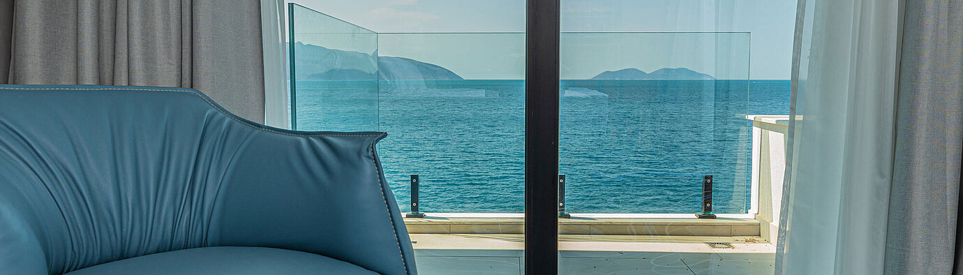 Zona de estar en el Maritim Resort Marina Bay con vistas al mar a través de gran ventanal