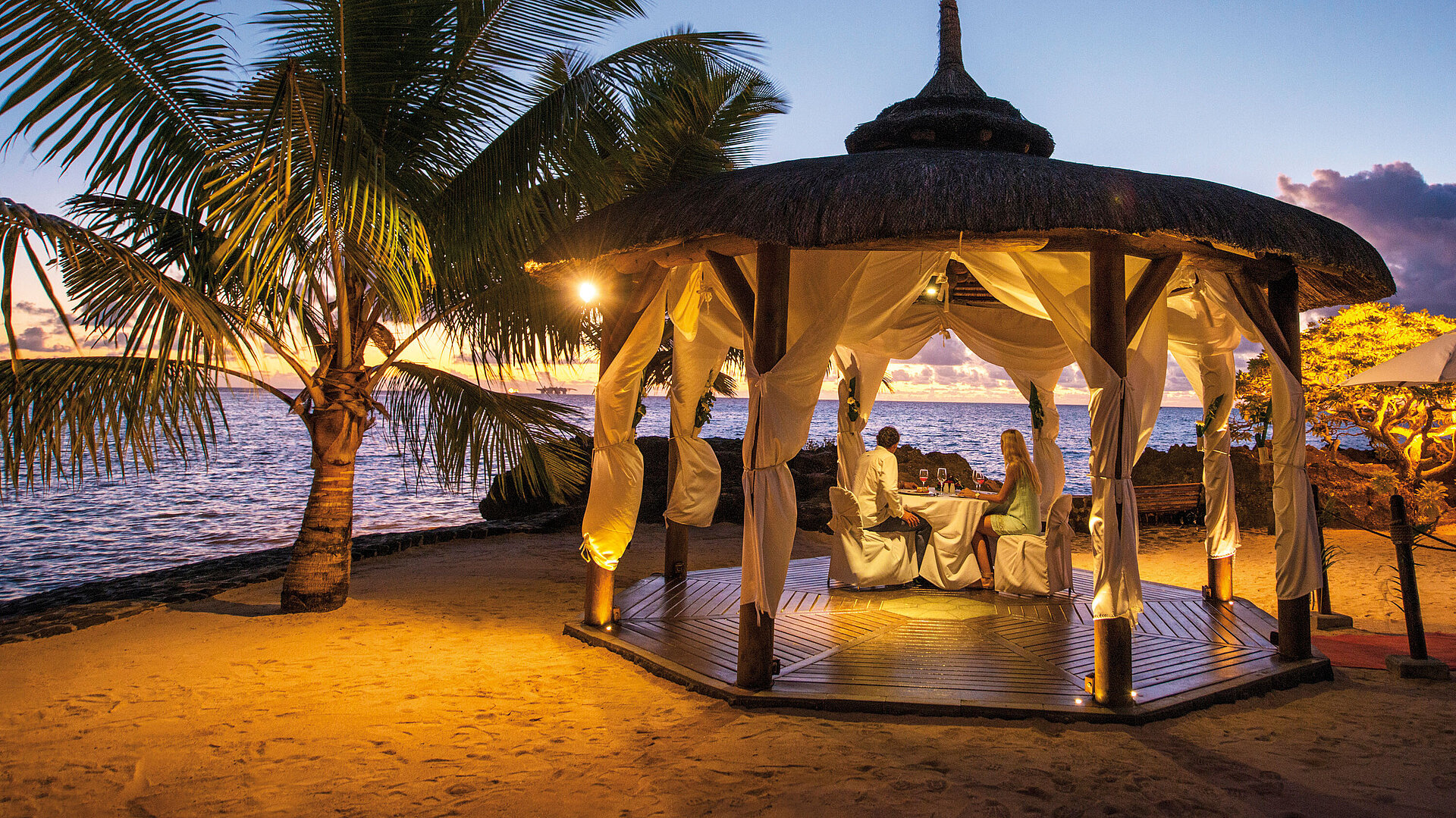 Dîner privé dans un pavillon de plage avec vue sur la mer au coucher du soleil