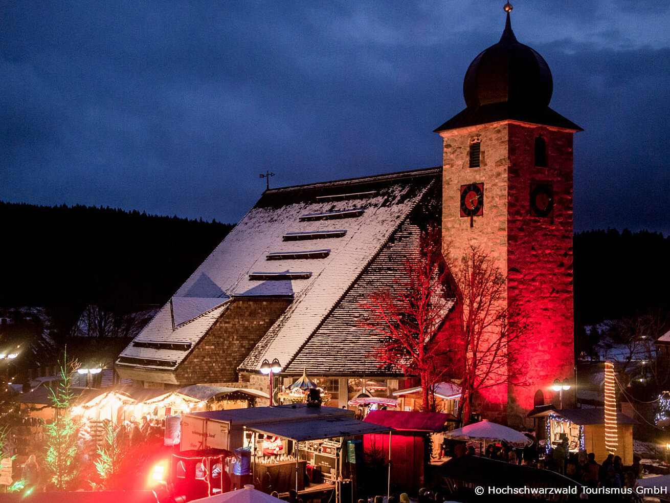 Marché d’hiver au Schluchsee Marché d’hiver au Schluchsee avec église illuminée, stands et ambiance festive.
