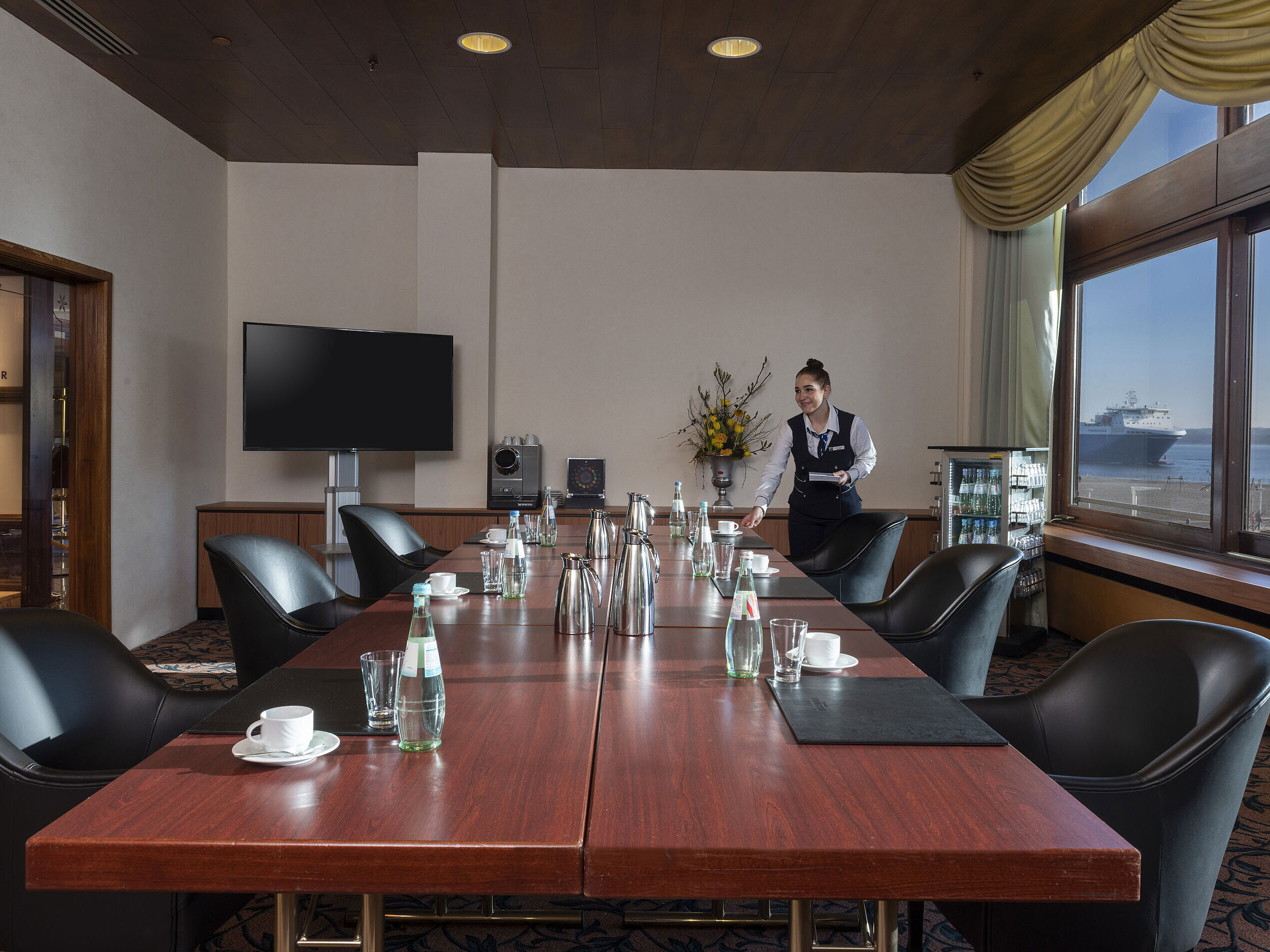 Salle de réunion moderne avec vue sur la mer à l’hôtel Maritim Travemünde