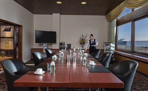 Sala riunioni moderna al Maritim Travemünde con vista mare