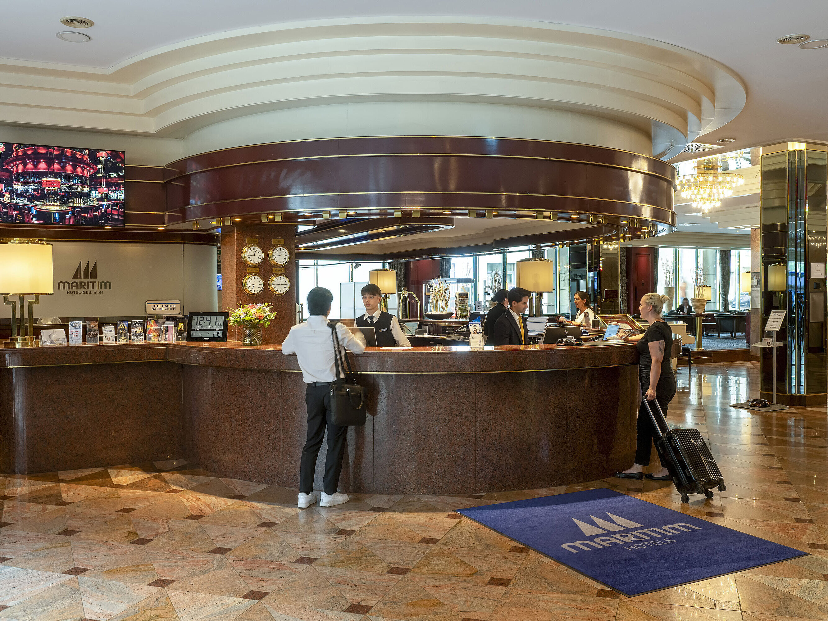 Des clients à la réception élégante de l’hôtel Maritim Stuttgart.