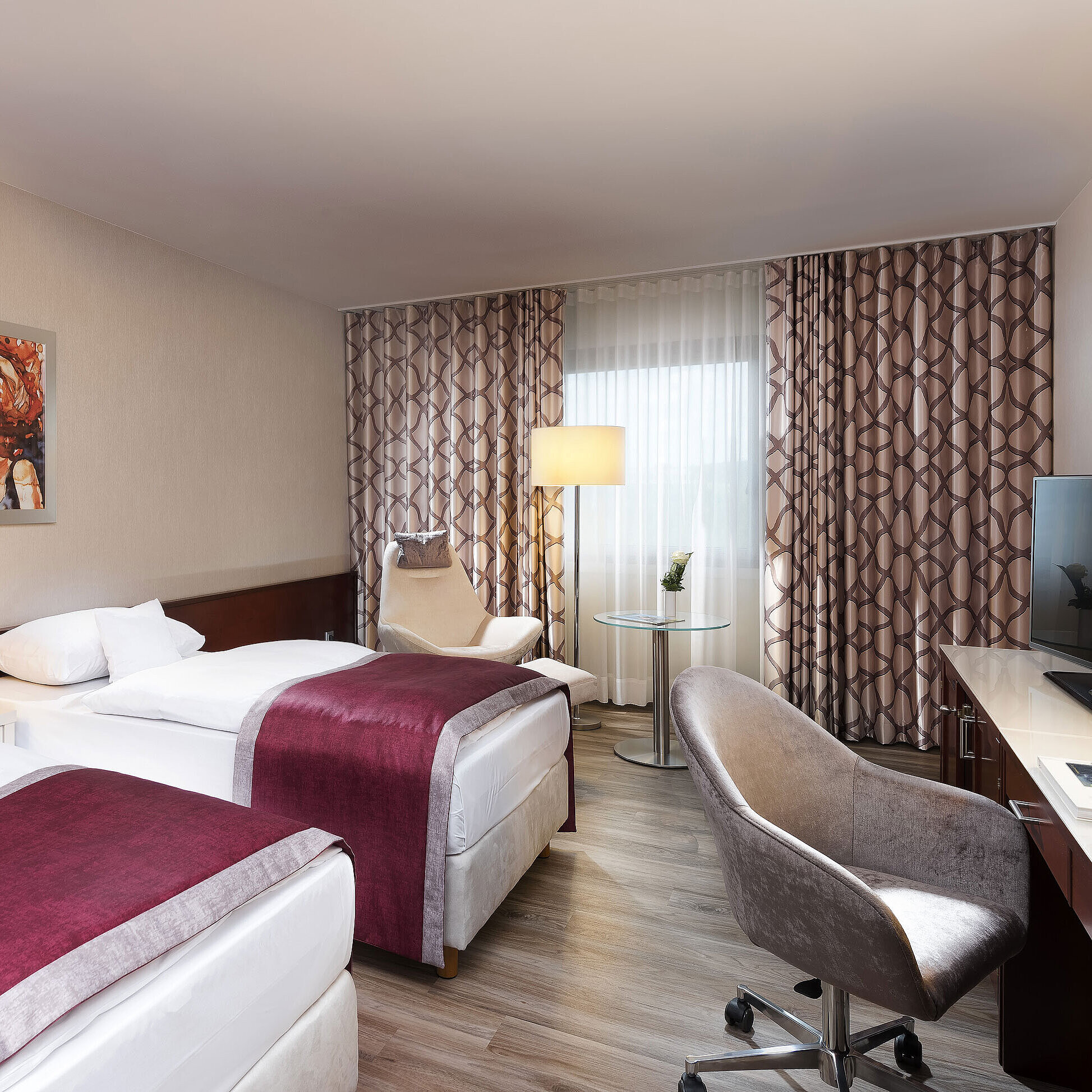 Camera Classic Camera doppia classica senza moquette al Maritim Hotel Bonn, con scrivania, poltrone e comfort moderni.