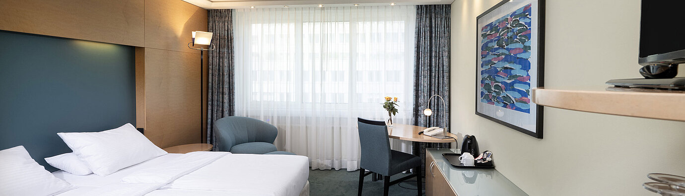 Bright classic room with double bed at Maritim proArte Hotel Berlin