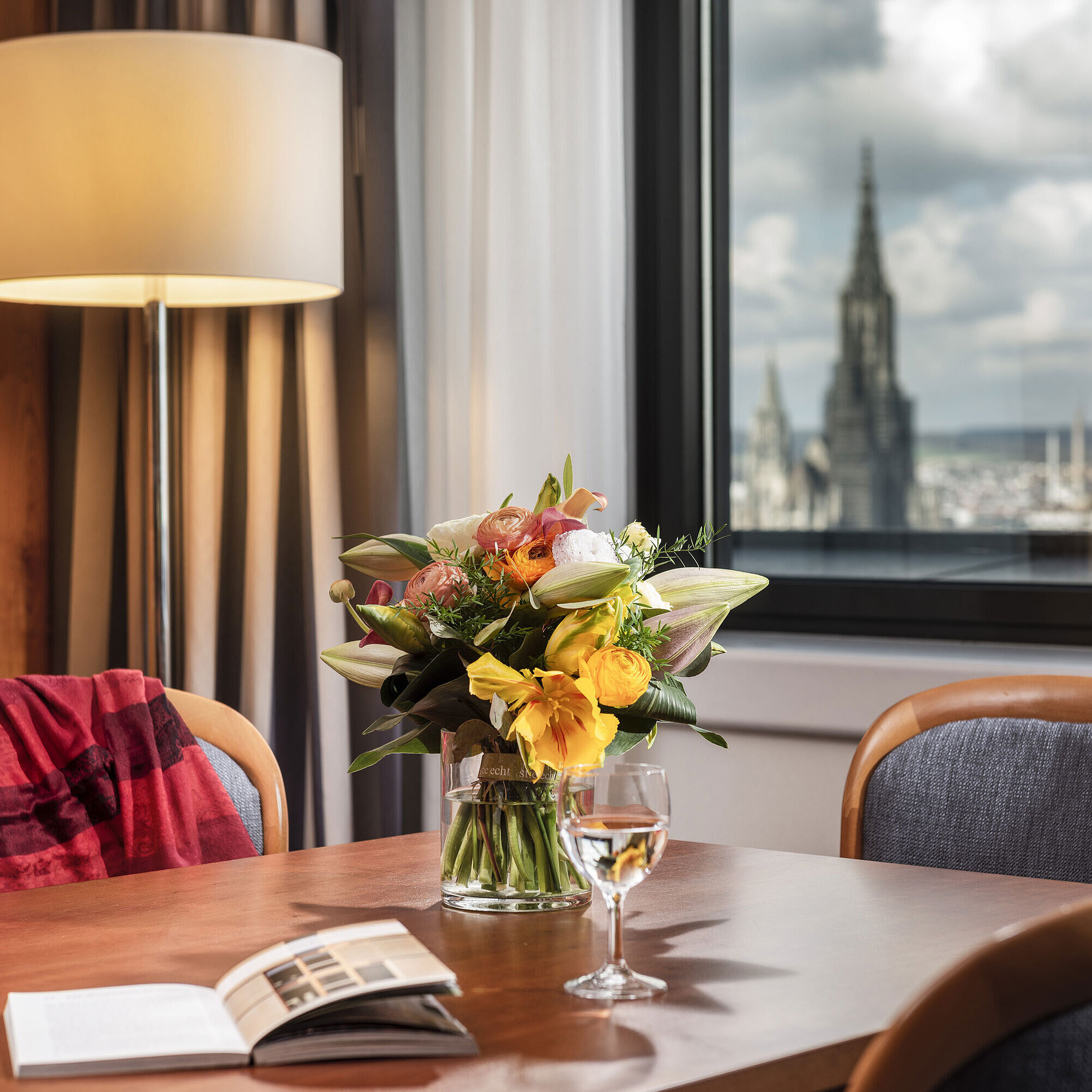 Suite Junior Tavolo con fiori nella Junior Suite del Maritim Hotel Ulm con vista sul Duomo di Ulm