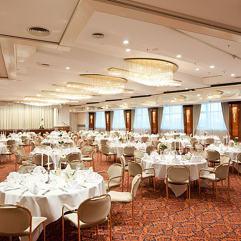 Saal Otto von Guericke banquet round tables | Maritim Hotel Magdeburg