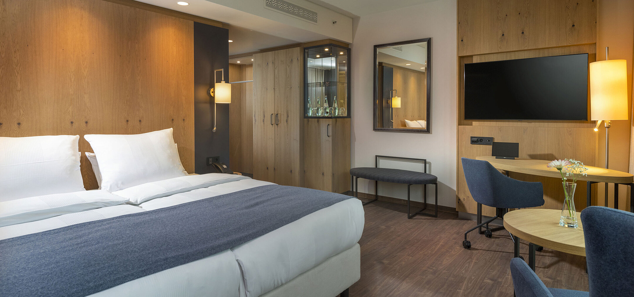 Chambre double moderne et lumineuse à l’hôtel Maritim Ingolstadt avec un bureau.