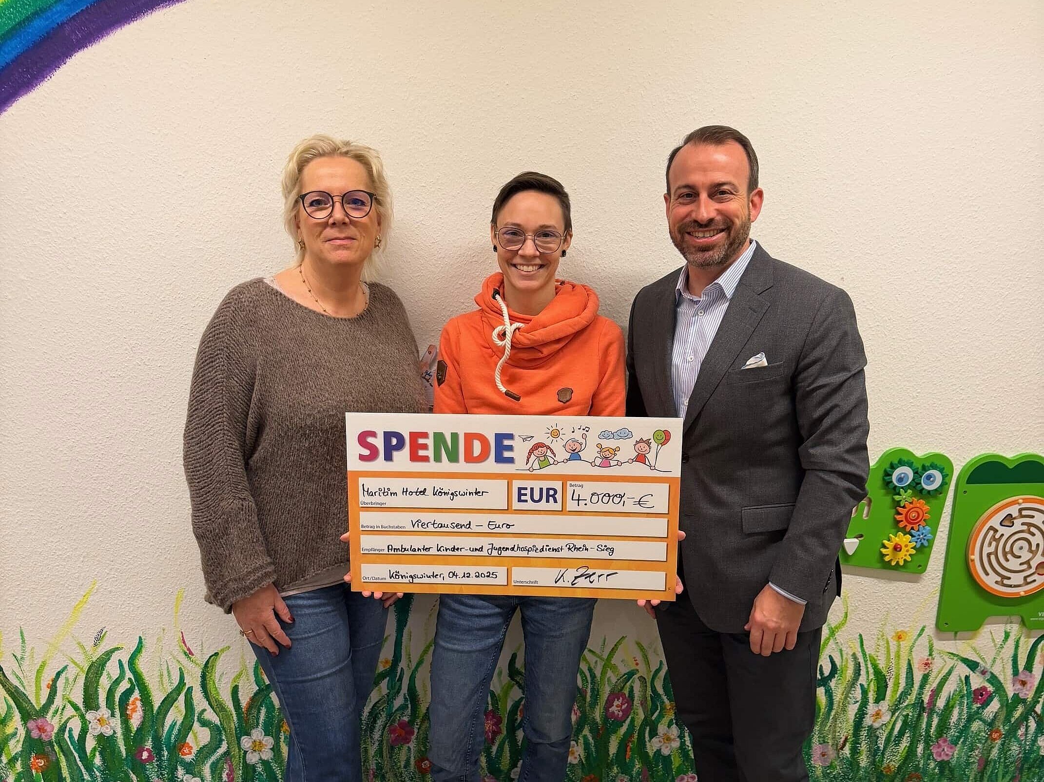 Entrega del cheque de ProTomorrow al hospicio infantil y juvenil Rhein-Sieg