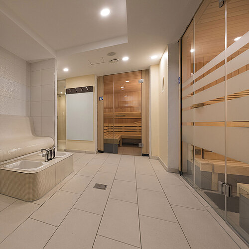 Area sauna moderna del Maritim Hotel Königswinter con pediluvio rilassante e design elegante.