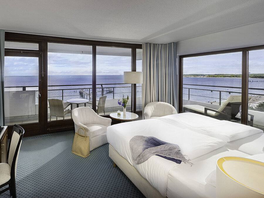 Camera doppia confortevole al Maritim Seehotel Timmendorfer Strand con balcone e panorama sul Mar Baltico