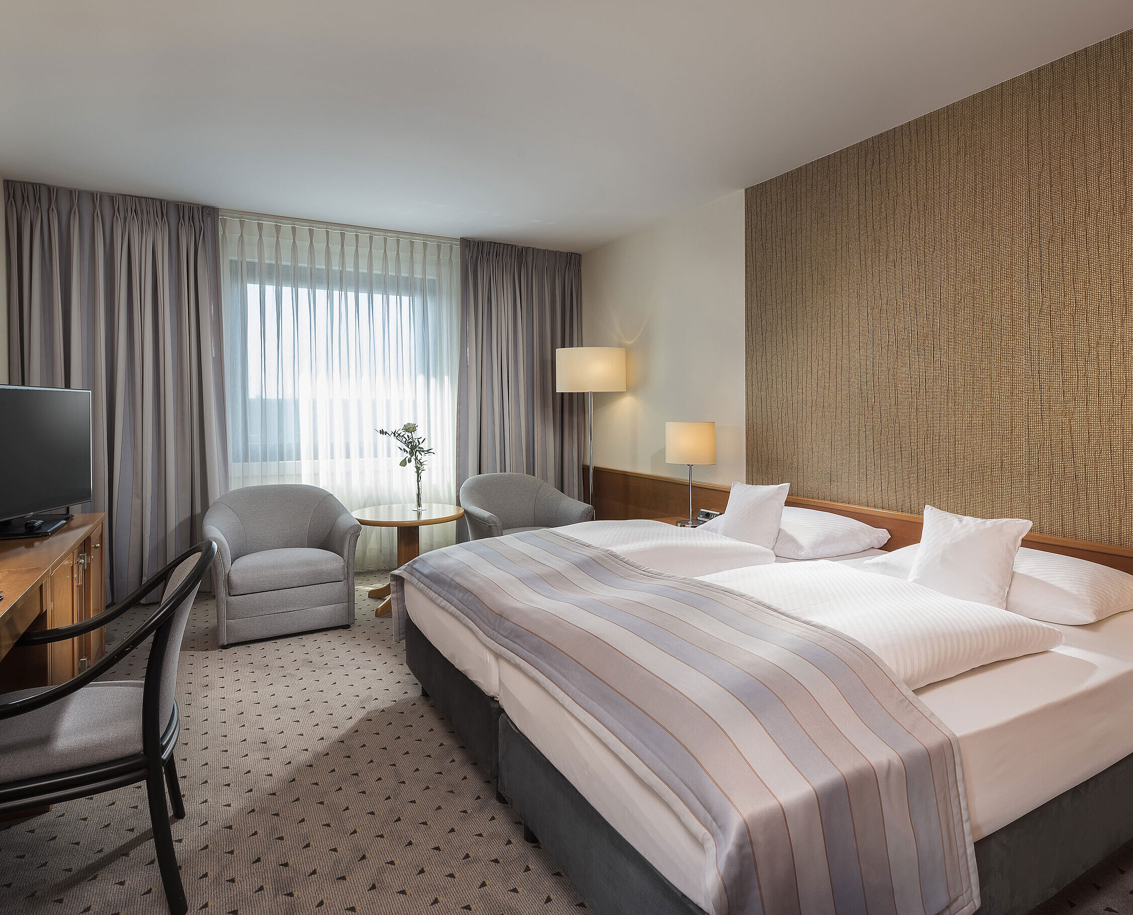 Camera Classic Camera doppia Classic moderna con letto matrimoniale accogliente, area salotto e scrivania al Maritim Hotel Hannover.