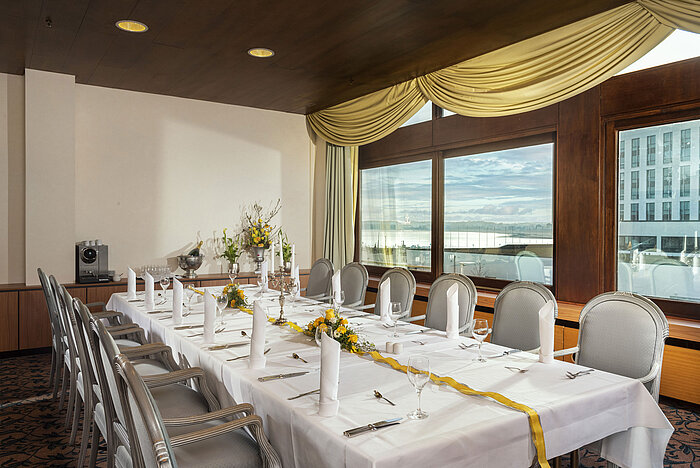 Sala decorada del Maritim Travemünde con vistas al lago