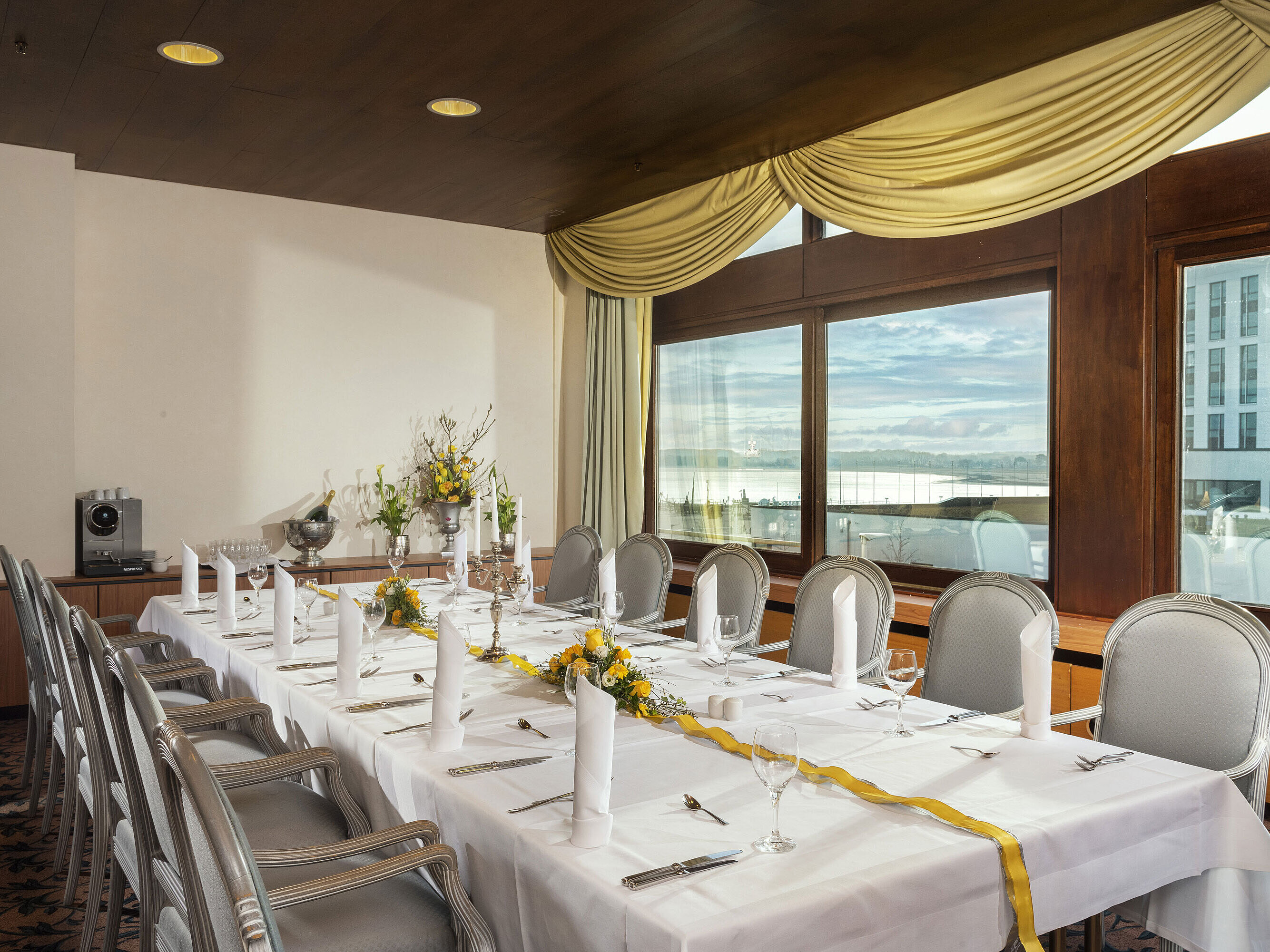 Salle élégante avec vue au Maritim Hotel Travemünde