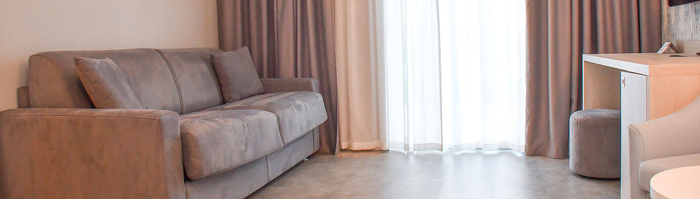 Suite Junior Canapé-lit confortable dans une chambre lumineuse du Maritim Resort Calabria