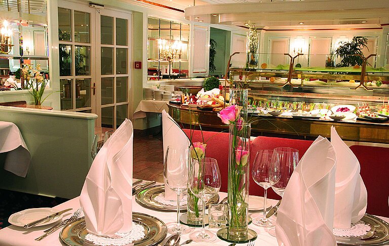 Restaurant au Maritim Hotel Bad Wildungen avec buffet et décoration florale
