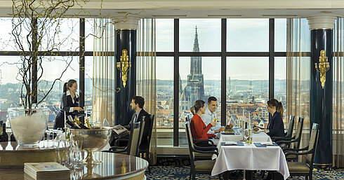 Comida con vistas a la catedral de Ulm en el restaurante panorámico del Maritim Hotel Ulm