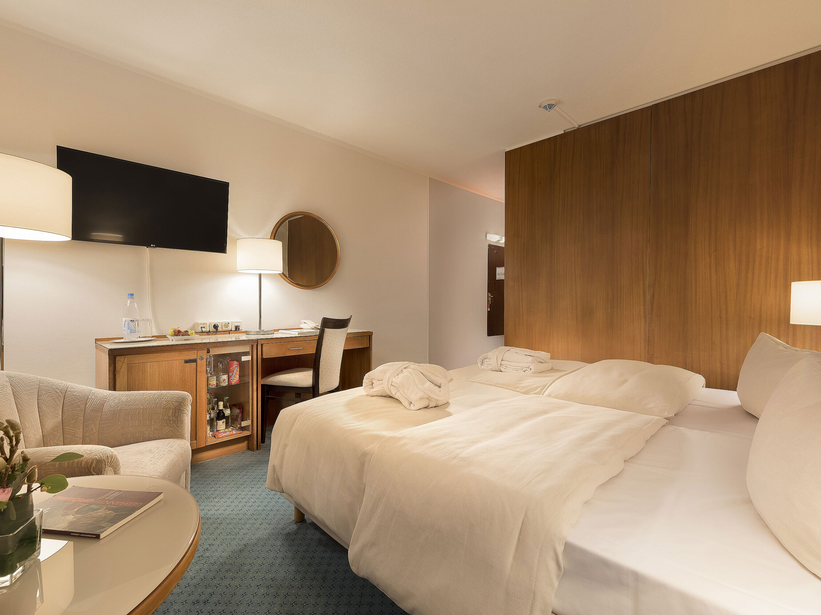 Camera classica al Maritim Seehotel Timmendorfer Strand con letti gemelli, minibar, scrivania, TV e area salotto.