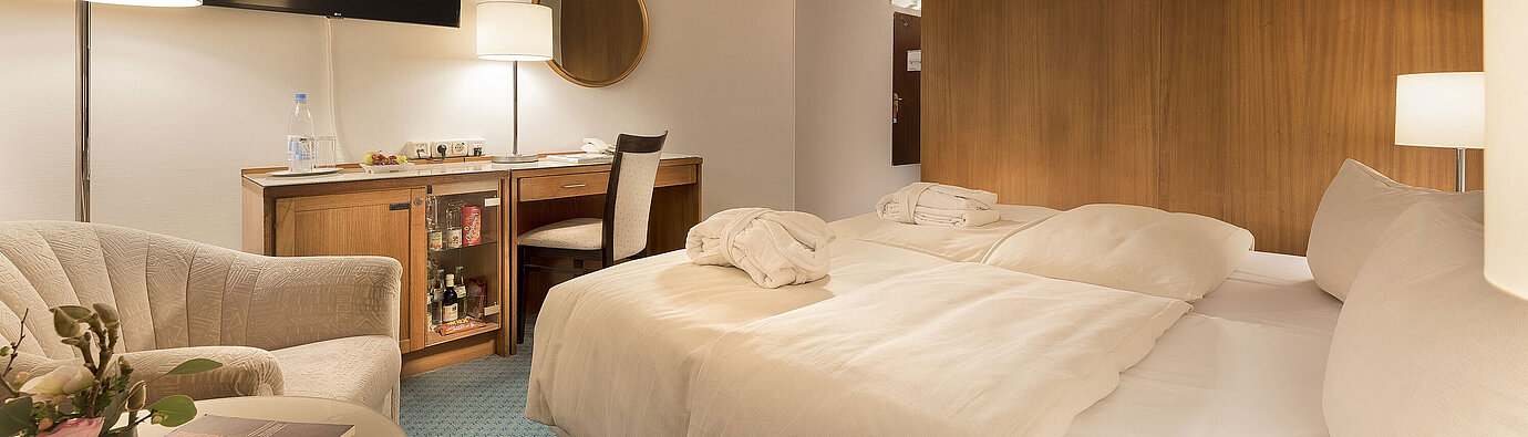 Habitación Classic  Habitación clásica en Maritim Seehotel Timmendorfer Strand con camas dobles, minibar, escritorio, TV y zona de estar.