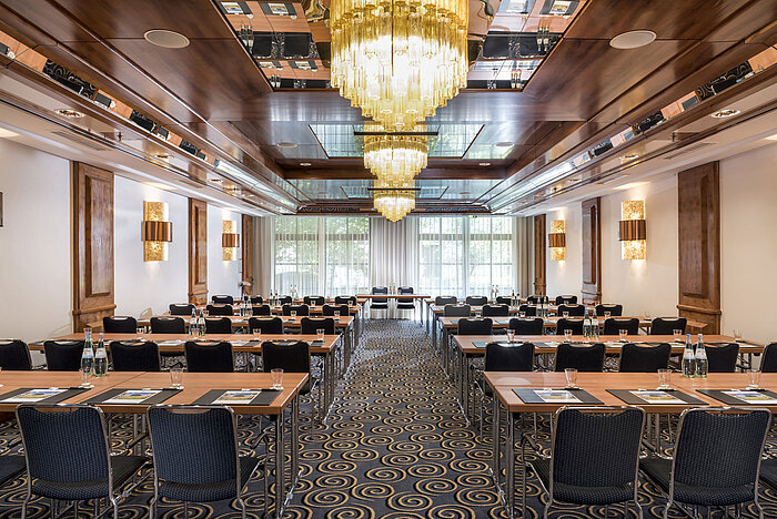 Sala de reuniones elegante con grandes lámparas, luz natural y asientos modernos en Maritim Hotel Königswinter.