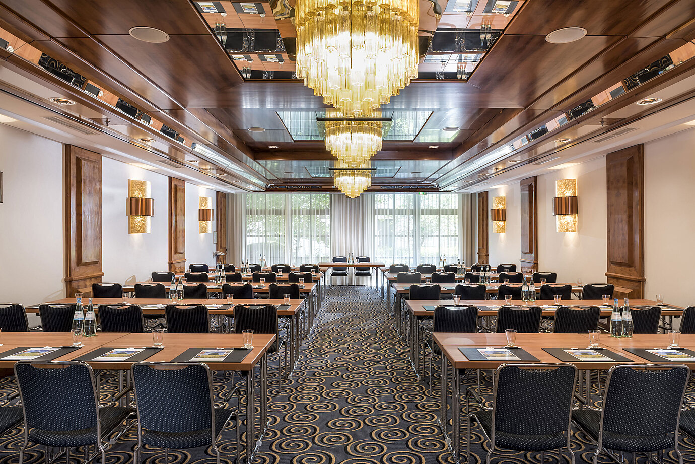 Sala de reuniones elegante con grandes lámparas, luz natural y asientos modernos en Maritim Hotel Königswinter.