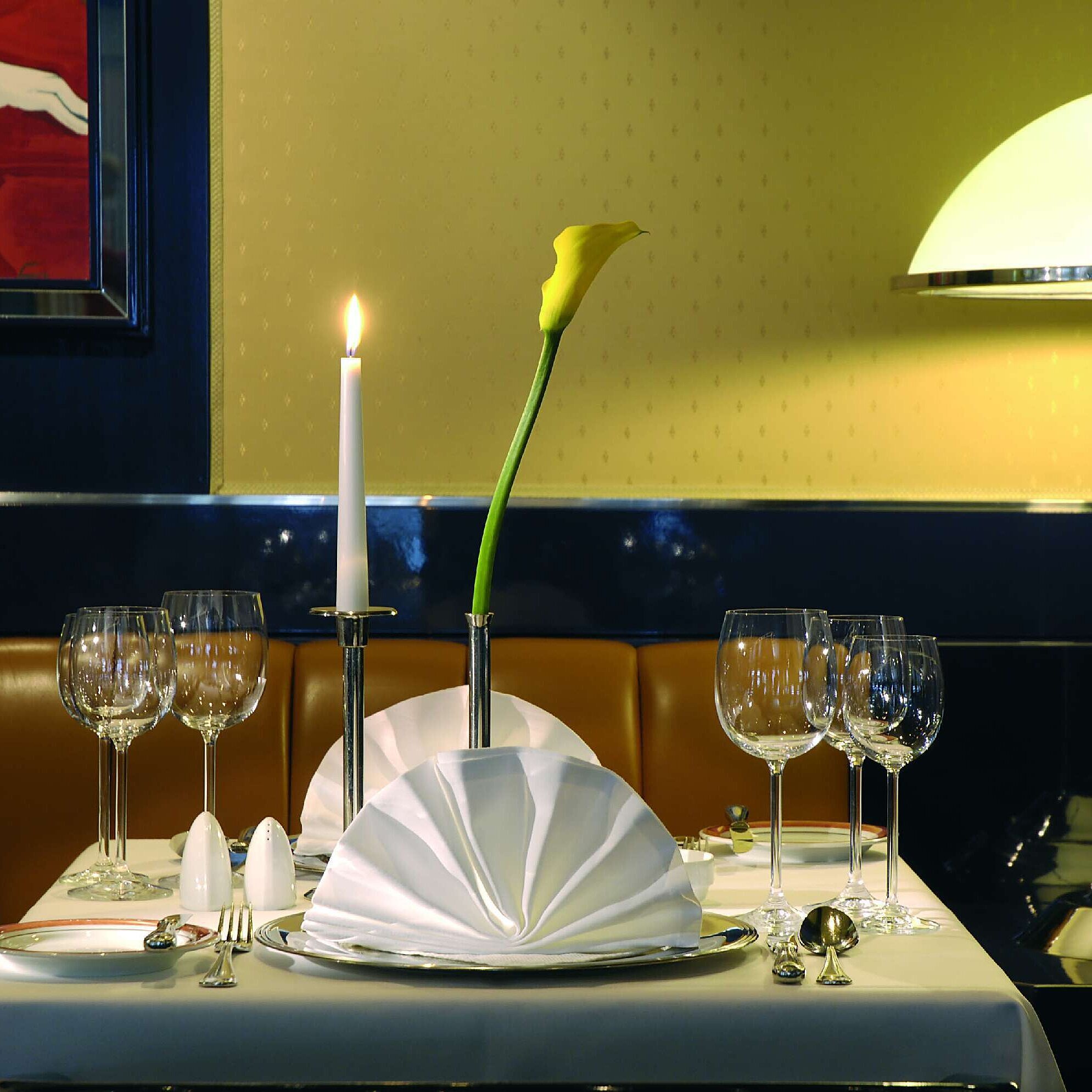 Table dressée avec bougie et verres à vin au restaurant de l’hôtel Maritim