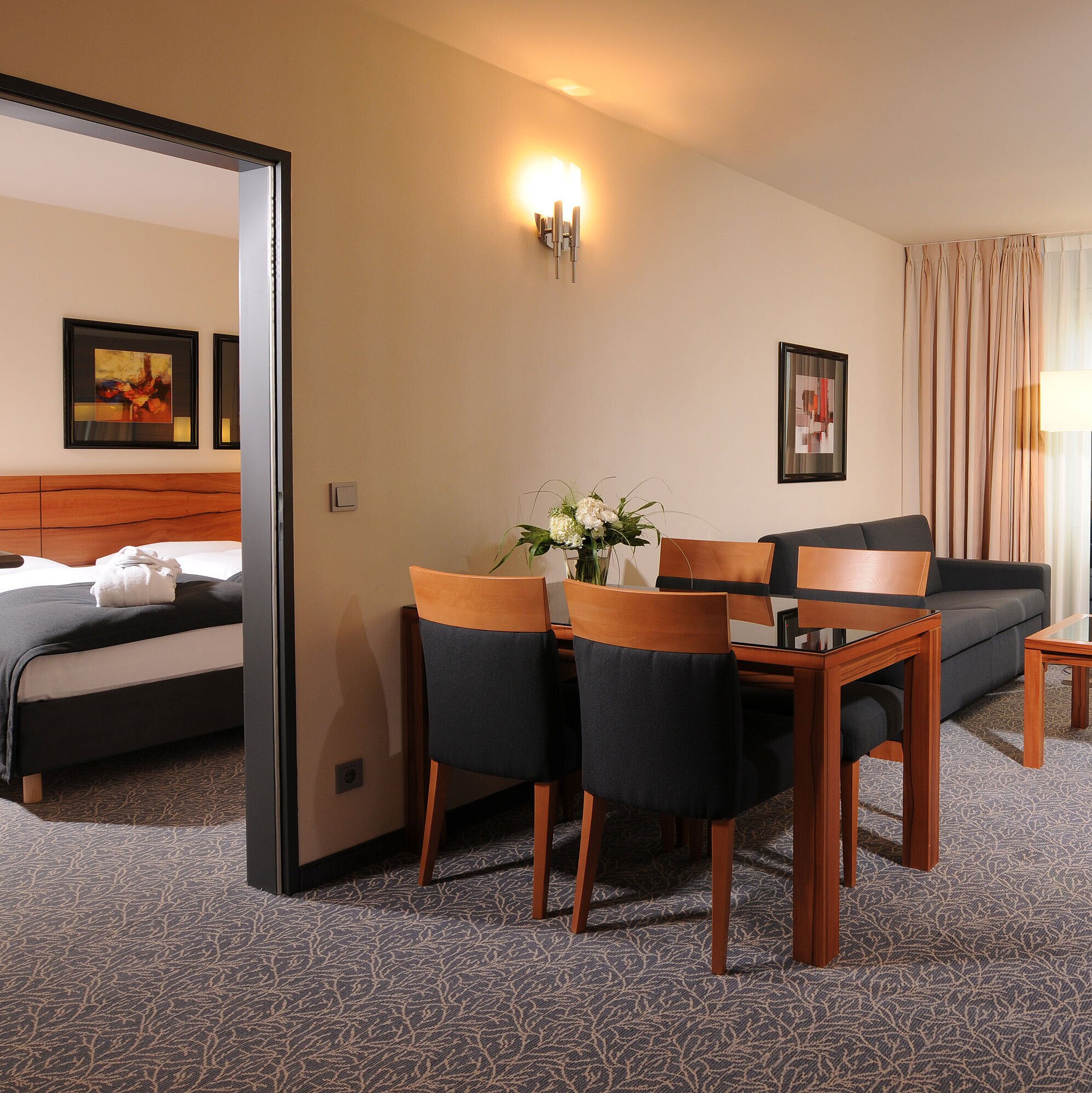Suite Senior Suite spaziosa con soggiorno, tavolo da pranzo e camera separata al Maritim Hotel Monaco