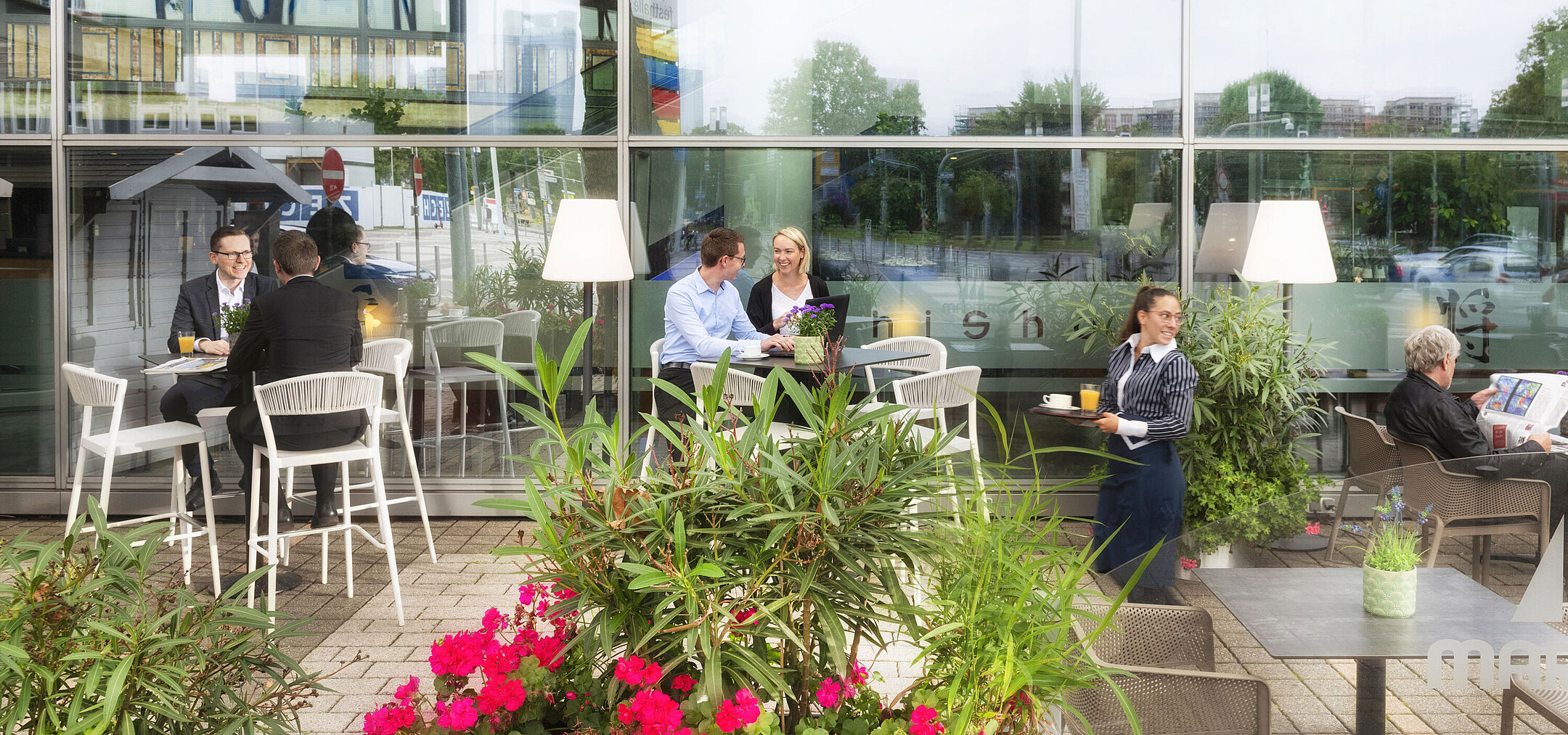 Les clients savourent café et discussions sur la terrasse du Maritim Hotel Frankfurt avec vue sur la ville.