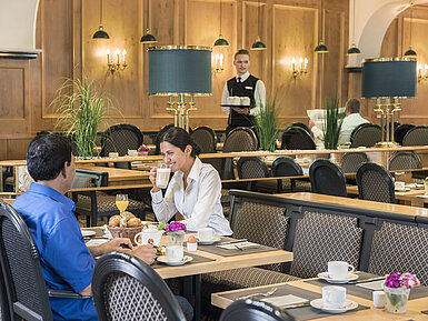 Des clients profitent du buffet de petit-déjeuner au restaurant "Rôtisserie" de l'hôtel Maritim Bonn avec des plats fraîchement préparés.