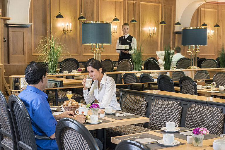 Guests enjoying the breakfast buffet at the "Rôtisserie" restaurant of Maritim Hotel Bonn with freshly prepared dishes.