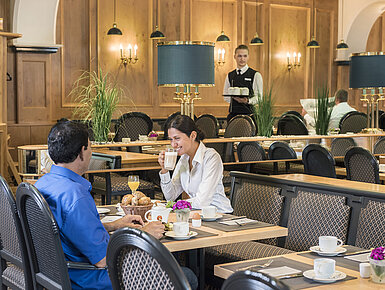 Guests enjoying the breakfast buffet at the "Rôtisserie" restaurant of Maritim Hotel Bonn with freshly prepared dishes.