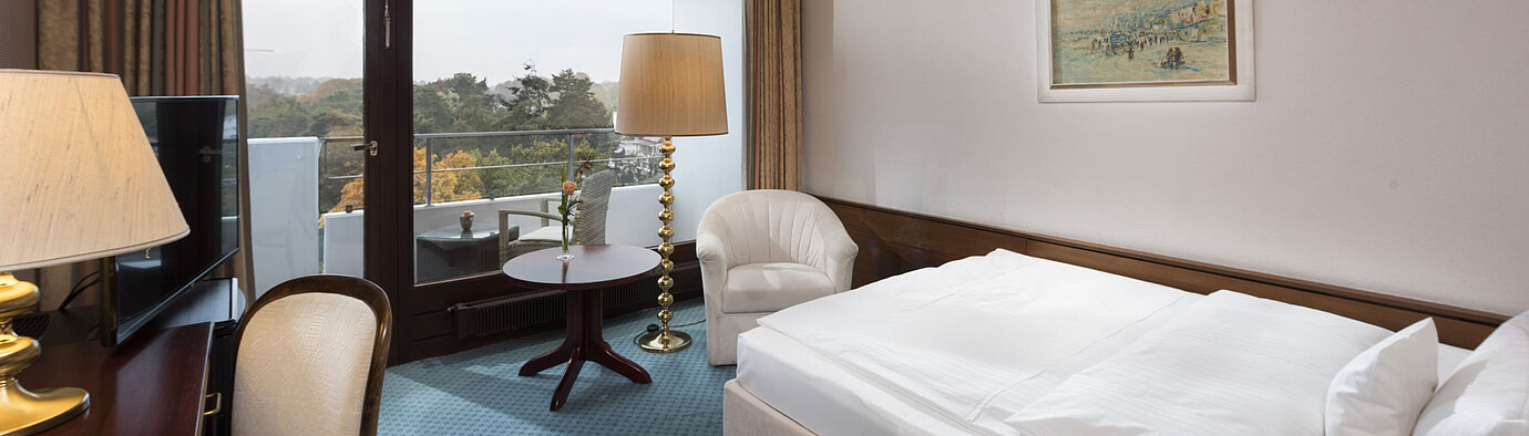 Comfort Zimmer Habitación individual en Maritim Seehotel Timmendorfer Strand con balcón, vista al campo y escritorio.