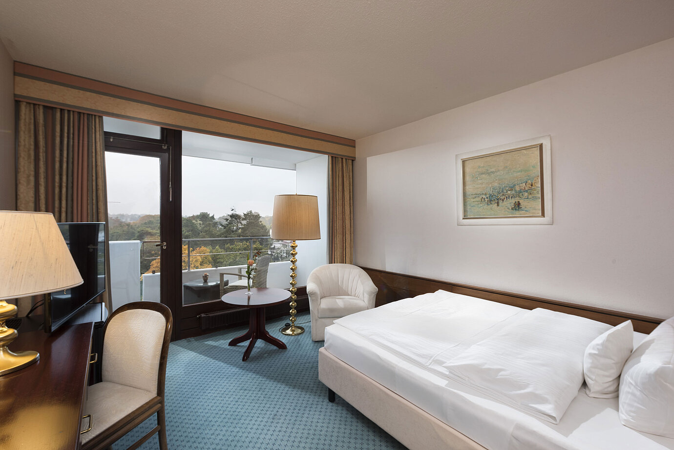 Chambre simple au Maritim Seehotel Timmendorfer Strand avec balcon, vue sur la campagne et bureau.