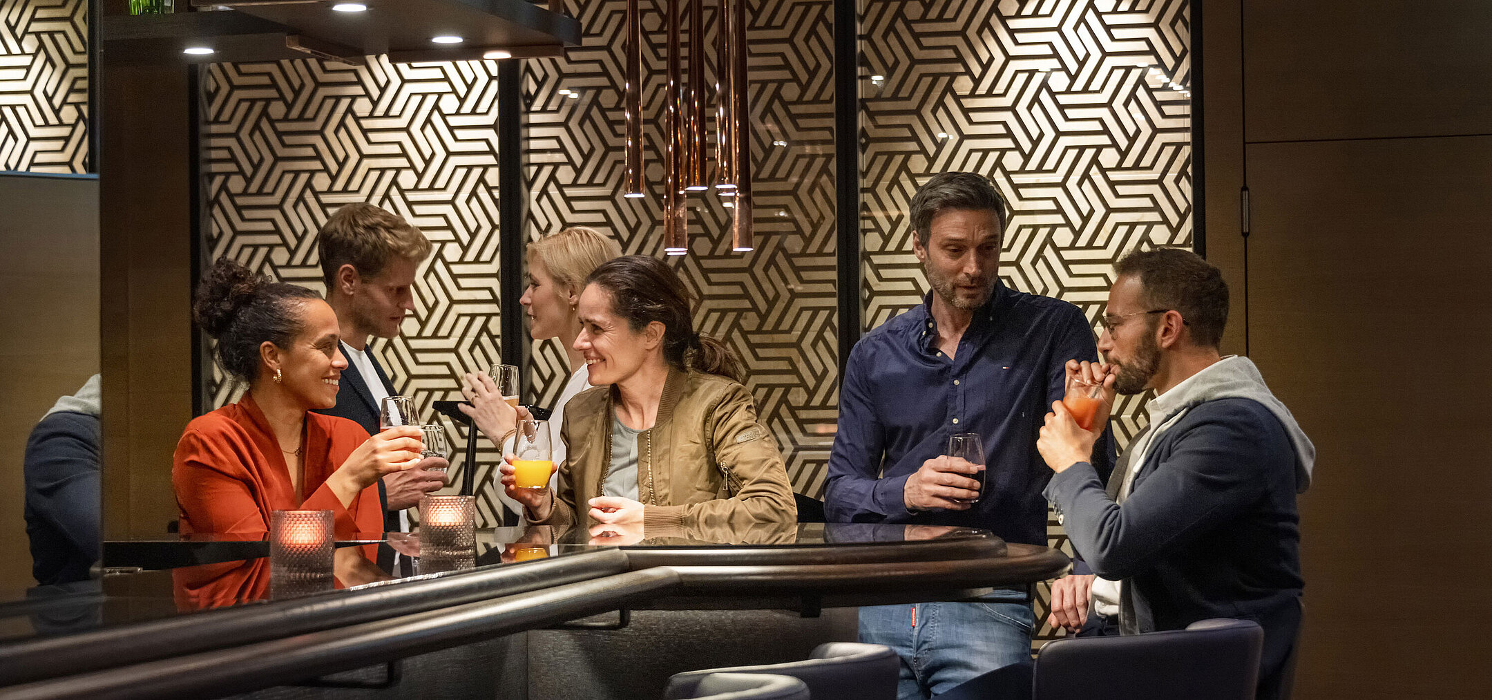 Los huéspedes disfrutan de bebidas y conversaciones animadas en el elegante bar del Maritim Hotel Ingolstadt.