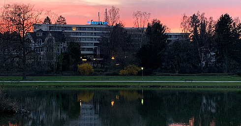 Vista exterior Vista exterior del Maritim Hotel Bad Salzuflen al atardecer con reflejos en el agua.