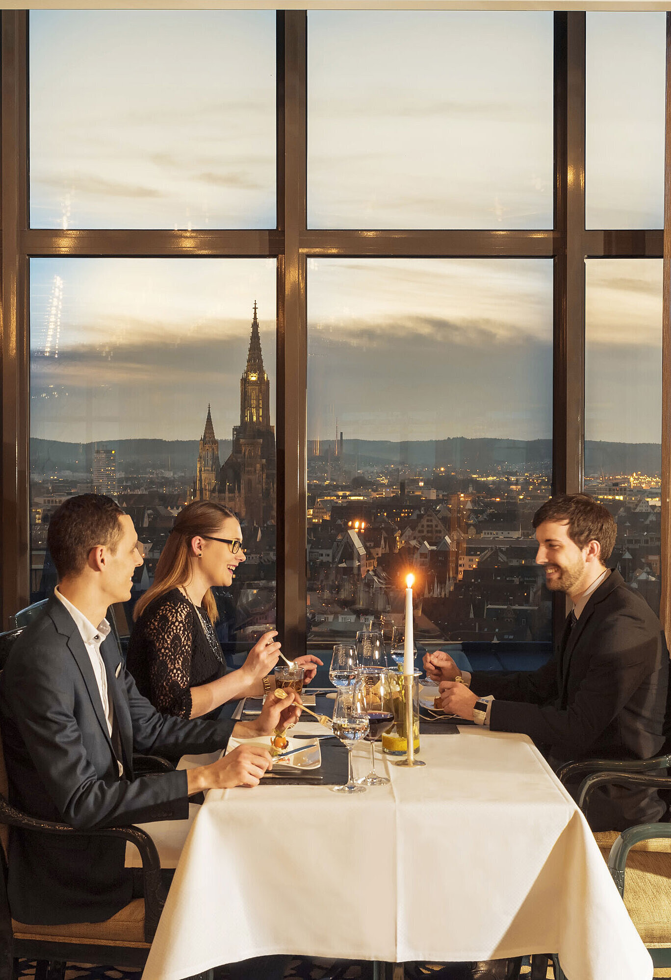 Clients dînent avec vue sur la cathédrale d’Ulm au restaurant de l’hôtel Maritim Ulm