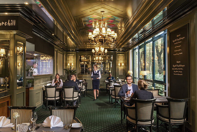 Ospiti che gustano piatti raffinati nel ristorante elegante L'Echalote del Maritim Hotel Bremen.
