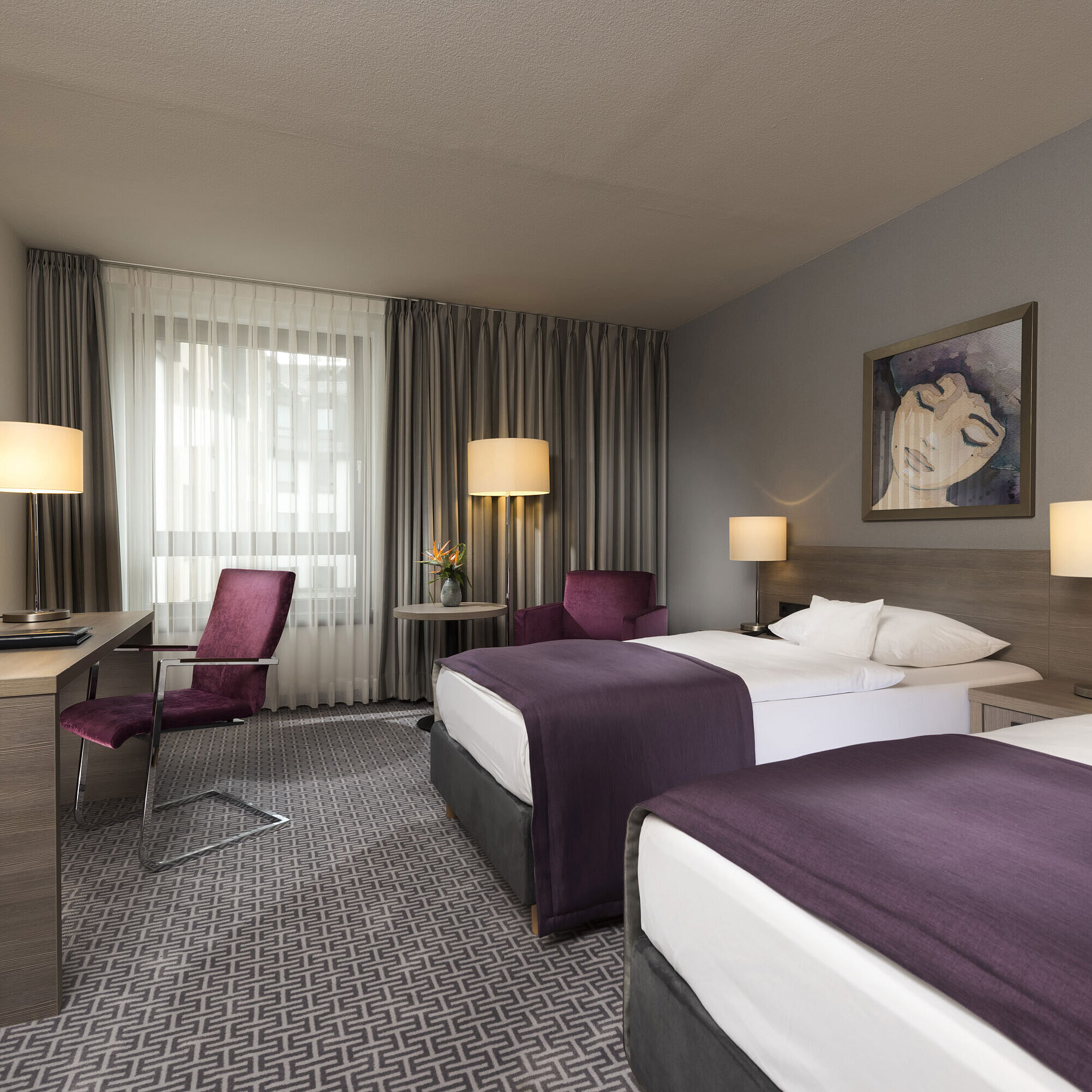 Chambre Classic Chambre double moderne de l'hôtel Maritim Königswinter avec deux lits, bureau et décoration élégante.