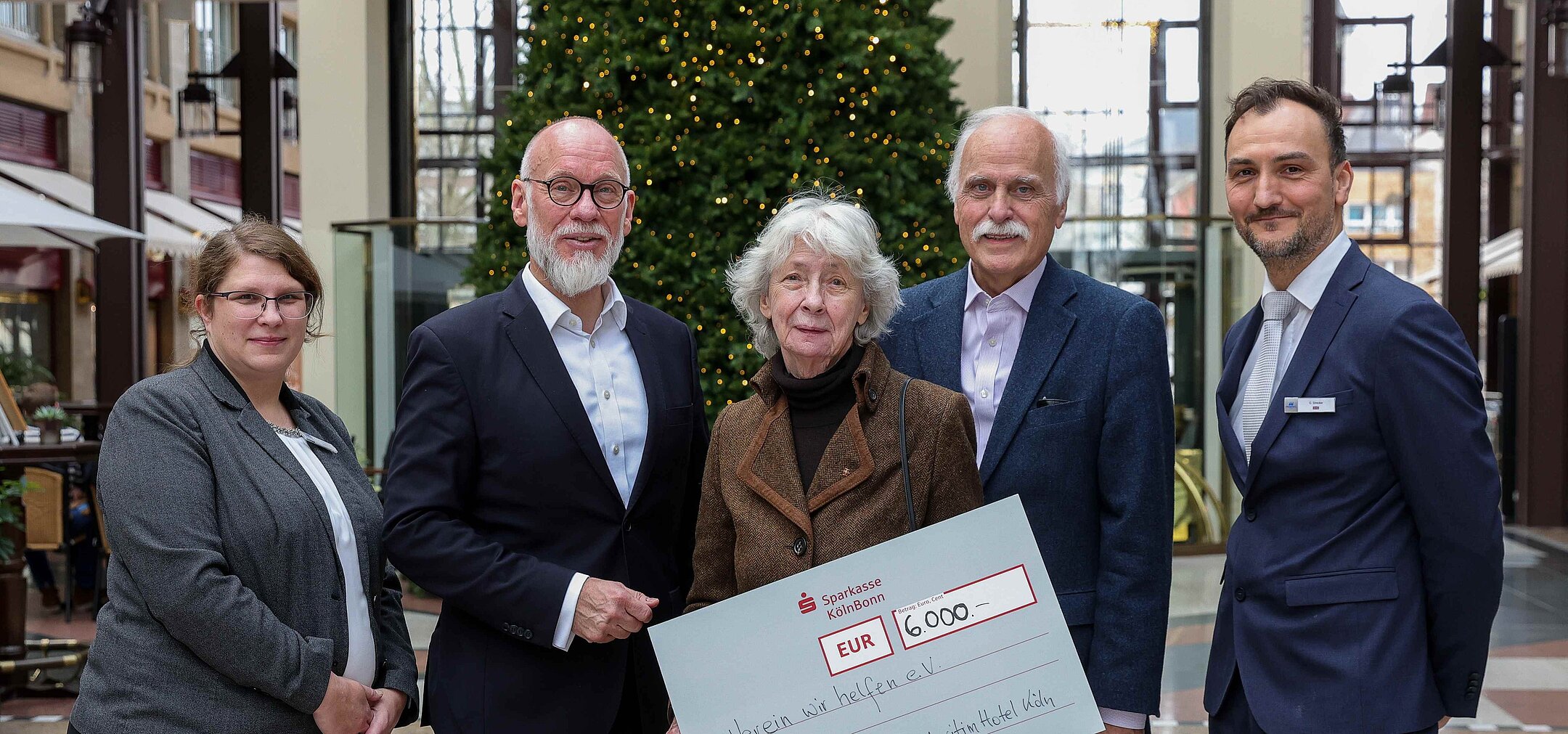 ProTomorrow Scheckübergabe © Michael Bause Donation presentation by Maritim Hotel Cologne to Wir helfen e. V. with a cheque of 6,000 € for social projects