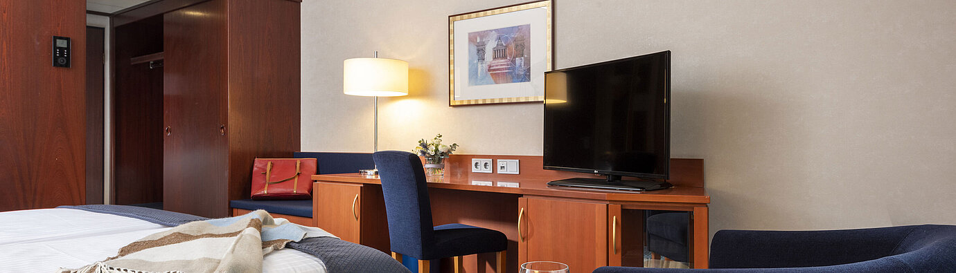 Camera doppia Classic al Maritim Hotel Würzburg con scrivania, poltrona e atmosfera accogliente