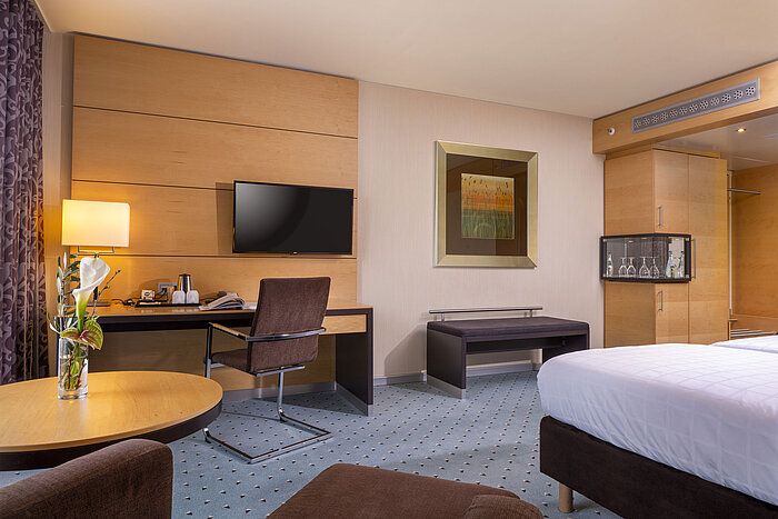 Chambre classique au Maritim Hotel Düsseldorf avec bureau, TV à écran plat, décoration élégante et ambiance chaleureuse.