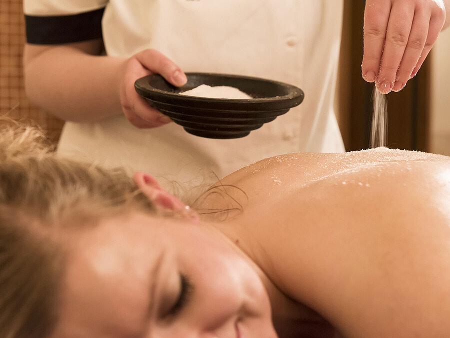 Maritim spa & beauty care Gros plan d’un traitement au sel sur le dos au spa du Maritim Seehotel Timmendorfer Strand.